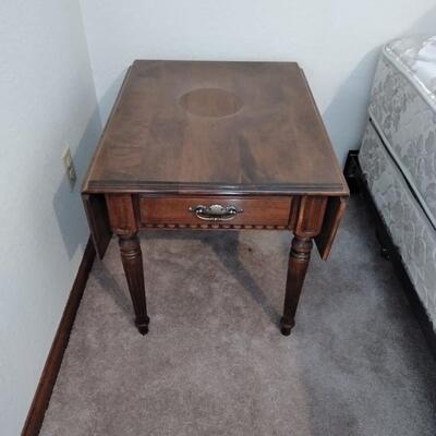 LOT 27 ETHAN ALLEN DROP LEAF END TABLE WITH BRASS LAMP (1)