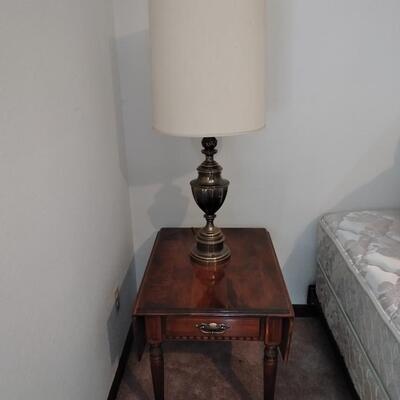 LOT 27 ETHAN ALLEN DROP LEAF END TABLE WITH BRASS LAMP (1)
