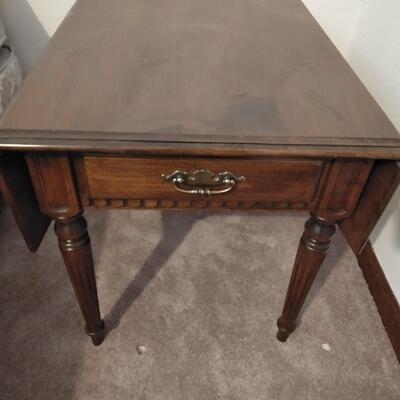 LOT 28 ETHAN ALLEN DROP LEAF END TABLE WITH BRASS LAMP (2)