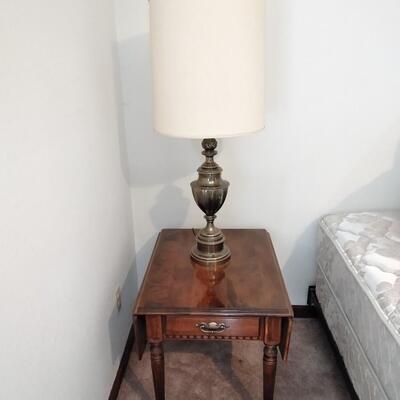 LOT 28 ETHAN ALLEN DROP LEAF END TABLE WITH BRASS LAMP (2)