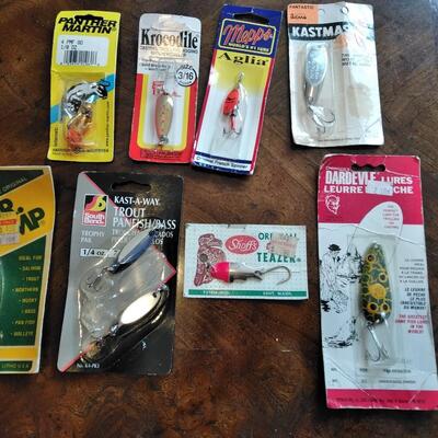 LOT 31 NEW FISHING LURES