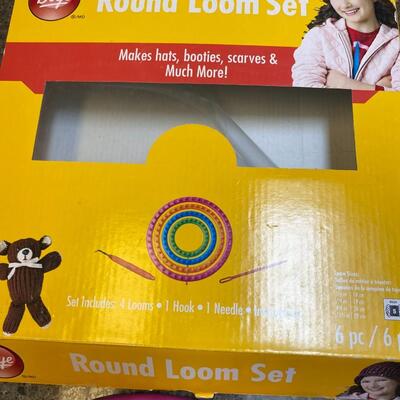 Round Yarn Loom set  of 4 with hooks and box