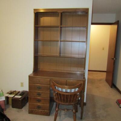 LOT 71  ETHAN ALLEN STUDENT DESK WITH SHELVED HUTCH & CHAIR