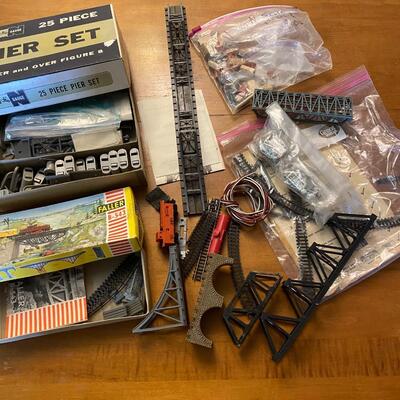 Lot of odds and ends N Scale train pieces- no complete sets