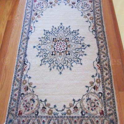 Off white center medallion rug 1