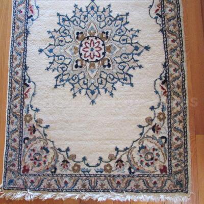Off white center medallion rug 1
