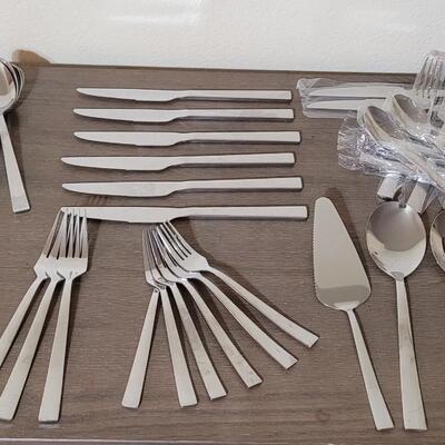 Lot 128: Stainless Flatware Set