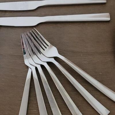 Lot 128: Stainless Flatware Set