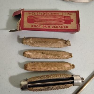 LOT 92 GUN CLEANING TOOLS AND POWDER HORN