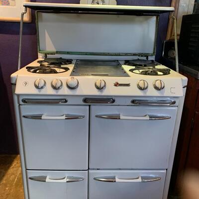 Vintage O'Keefe & Merritt Gas Range in great working condition!