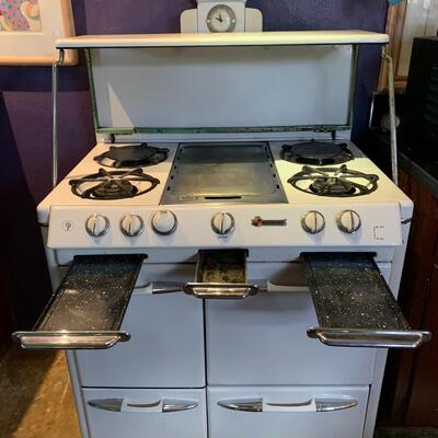Vintage O'Keefe & Merritt Gas Range in great working condition!