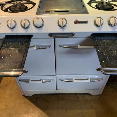 Vintage O'Keefe & Merritt Gas Range in great working condition!