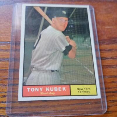 LOT 52   1961 TONY KUBEK BASEBALL CARD