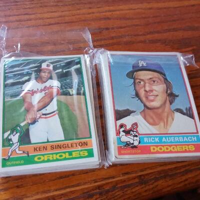 LOT 55   FORTY EIGHT VINTAGE TOPPS BASEBALL CARDS 1975