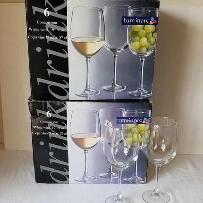 Lot #184  Set of 12 Crystal Luminarc White Wine Glasses