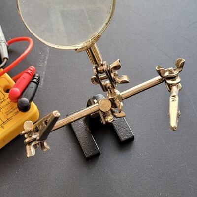 Lot 159: Circuit Tester and Magnifying Tool COMBO