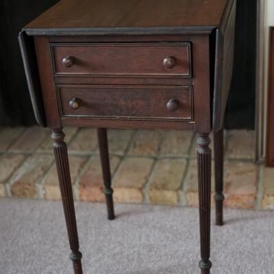 EARLY 20TH CENTURY SHERATON STYLE TWO DRAWER SEWING STAND W/ DROP LEAVES