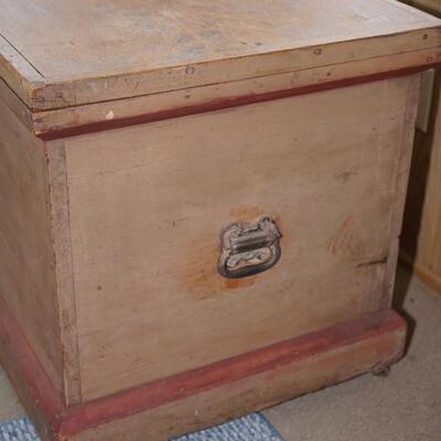 19TH CENTURY WOOD CHEST WITH FLAT TOP. TRAVEL TRUNK.