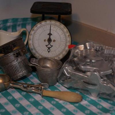 GROUPING KITCHEN COLLECTIBLES/VINTAGE SCALE/ COOKIE CUTTERS/UTENSILS