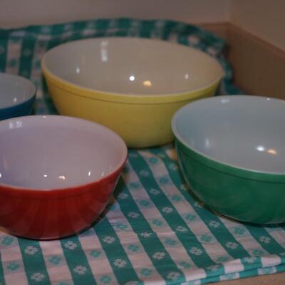 PYREX MIXING BOWL SET, YELLOW, BLUE , RED AND GREEN