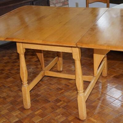 COUNTY HARD ROCK MAPLE DROP LEAF TABLE W/ FOUR CHAIRS.