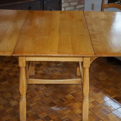 COUNTY HARD ROCK MAPLE DROP LEAF TABLE W/ FOUR CHAIRS.