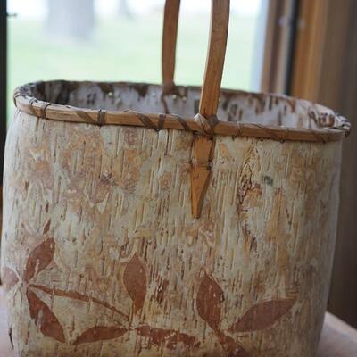 NATIVE AMERICAN VINTAGE CRAFTED BIRCH BARK BASKET PAINTED