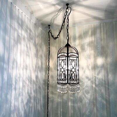 LOT 1 HANGING SWAG LAMP METAL & FAUX CRYSTAL REFLECTED LIGHT PATTERN