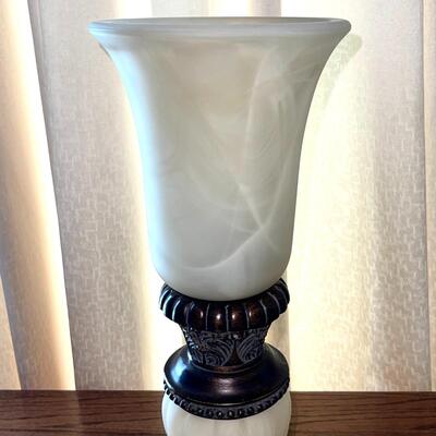 LOT 22  CONTEMPORARY OPAQUE GLASS & METAL TORCHERE TABLE LAMP 18