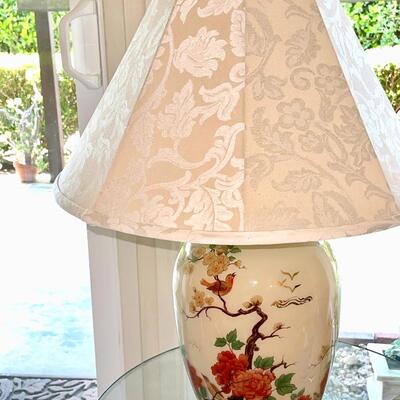 LOT 18   VINTAGE ASIAN STYLE PAINTED CERAMIC TABLE LAMP 30