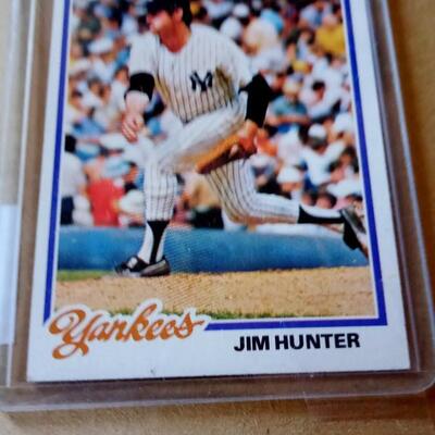 LOT 60  VINTAGE CARD AND AUTOGRAPHED PHOTO CATFISH HUNTER