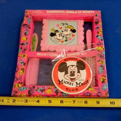 LOT 70  VINTAGE MICKEY MOUSE CLUB PIN AND DISNEY BEAUTY SET