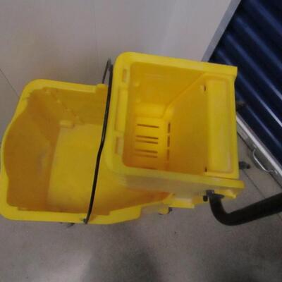 LOT 56 MOP BUCKET WITH WRINGER