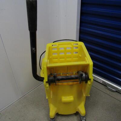 LOT 56 MOP BUCKET WITH WRINGER