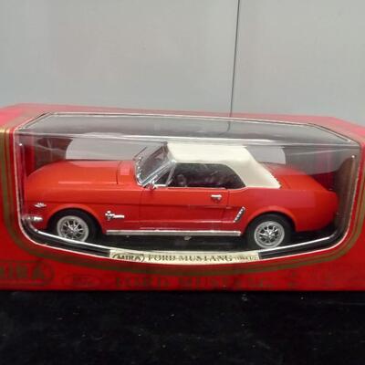 LOT 3W  DIE CAST FORD MUSTANG COLLECTABLE SCALED MODEL