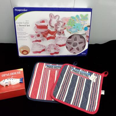 LOT 10W  NEW COOKIE CUTTER AND STENCIL SET, POT HOLDERS AND A POT PERCHER