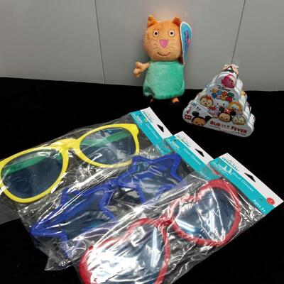 LOT 13W  NEW GIANT GLASSES, PEPPA PIG CANDY CAT AND DISNEY CARD GAME