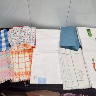 LOT 20W  TABLE AND KITCHEN LINENS