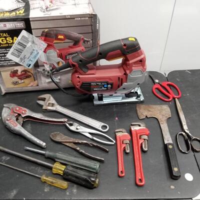 LOT 47W  ELECTRIC JIGSAW AND AN ASSORTMENT OF HAND TOOLS