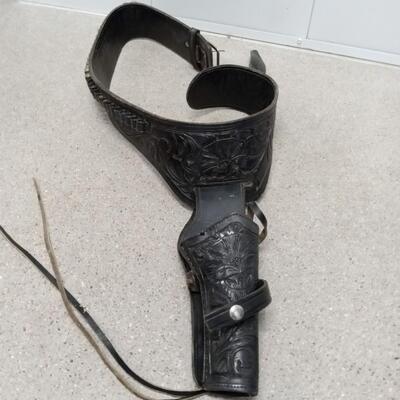 LOT 58W  TOOLED LEATHER REVOLVER BELT HOLSTER