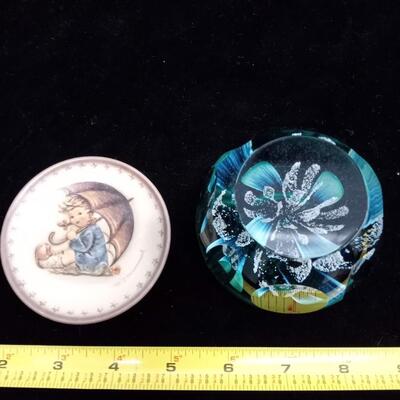 LOT 65W HAND BLOWN GLASS PAPERWEIGHT AND A HUMMEL PLATE