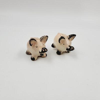 VINTAGE CUTE PIGGY PEPPER SHAKERS