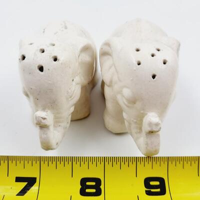 VINTAGE CUTE ELEPHANT SALT & PEPPER SHAKERS