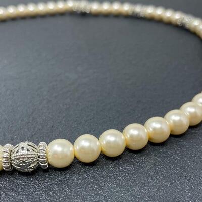 PEARL-LIKE NECKLACE W/ SILVER DETAIL