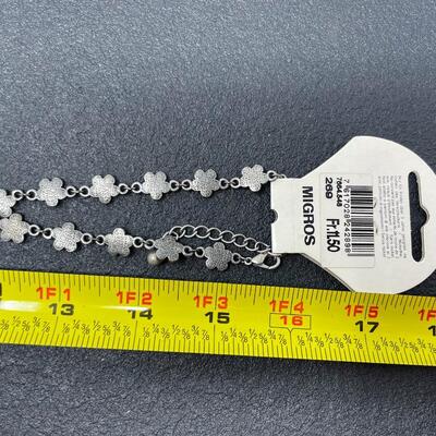 TRENDY FASHION SILVER-TONED FLOWER BRACELET W/ BLUE RHINESTONES