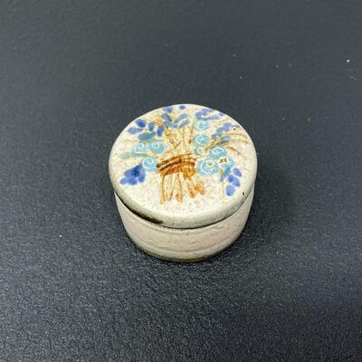 SMALL LIDDED STONEWARE DISH W/ FLORAL BOUQUET DESIGN