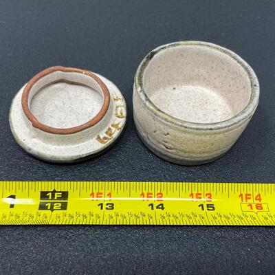 SMALL LIDDED STONEWARE DISH W/ FLORAL BOUQUET DESIGN