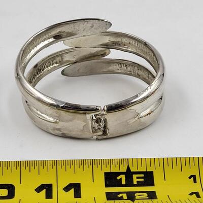 VINTAGE HINGED SILVER TONED BRACELET