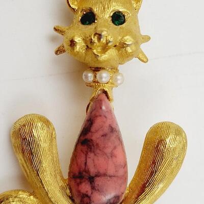 CATHE SIGNED VINTAGE STATEMENT GOLD TONED CAT PIN
