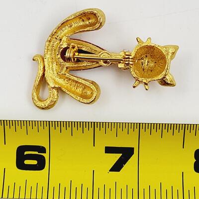 CATHE SIGNED VINTAGE STATEMENT GOLD TONED CAT PIN